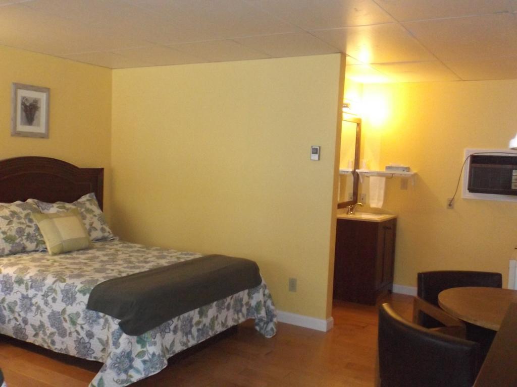 Footbridge North Hotel Wells Room photo